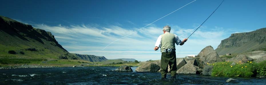 Angler in einer weiten Flusslandschaft